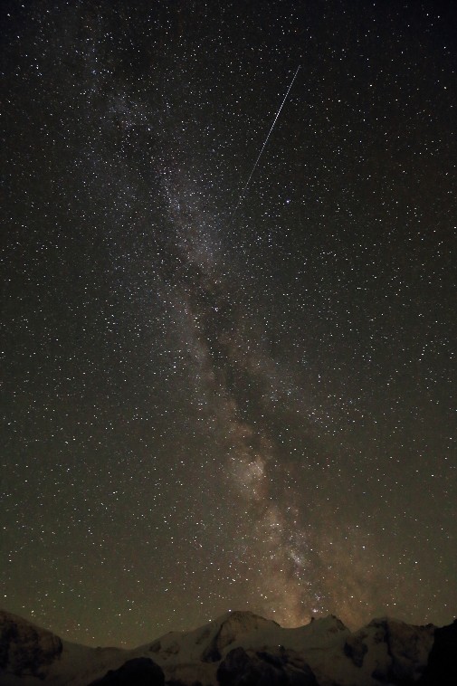 Shooting star through the Miliky Way
